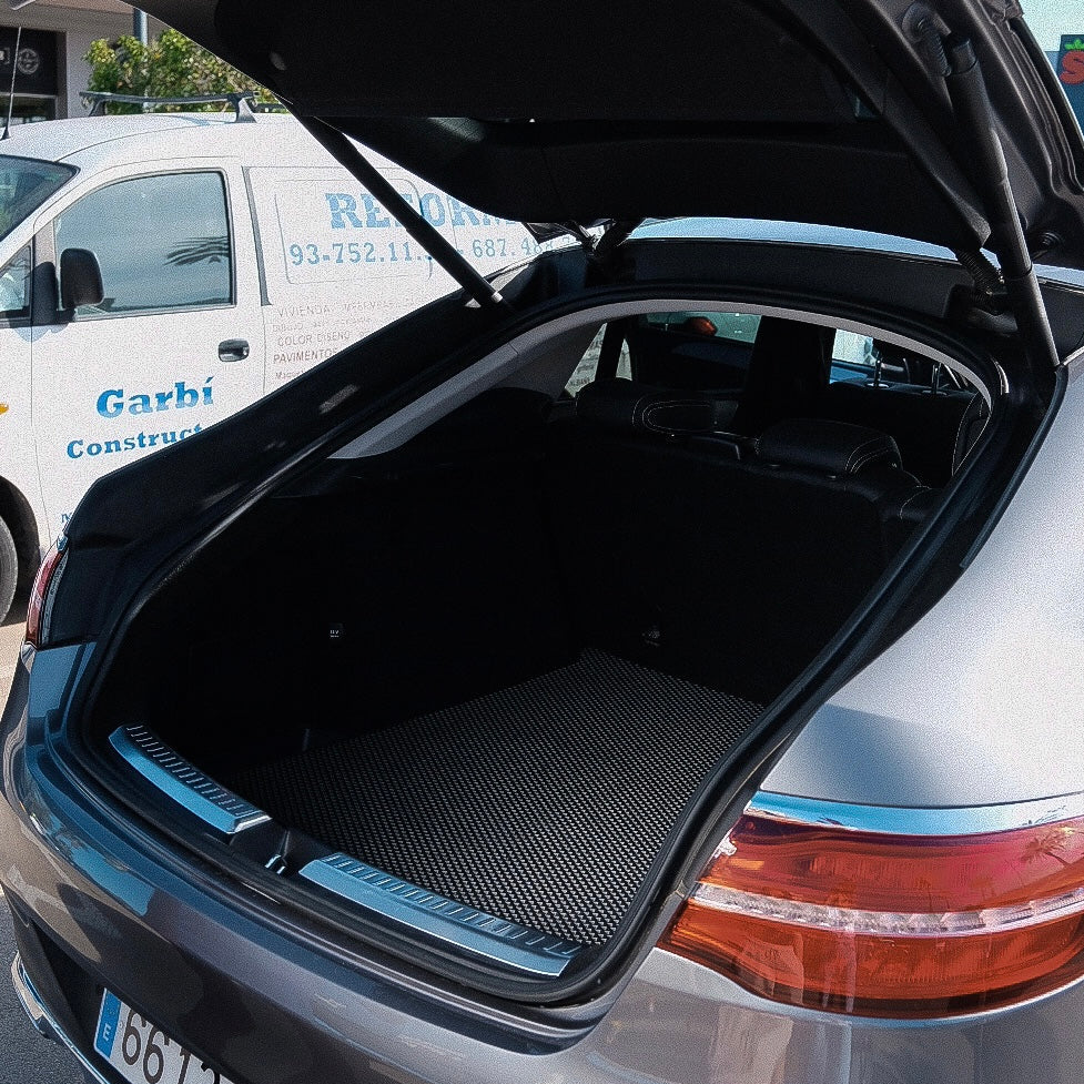 Alfombrilla CleanRide cubriendo el maletero del coche