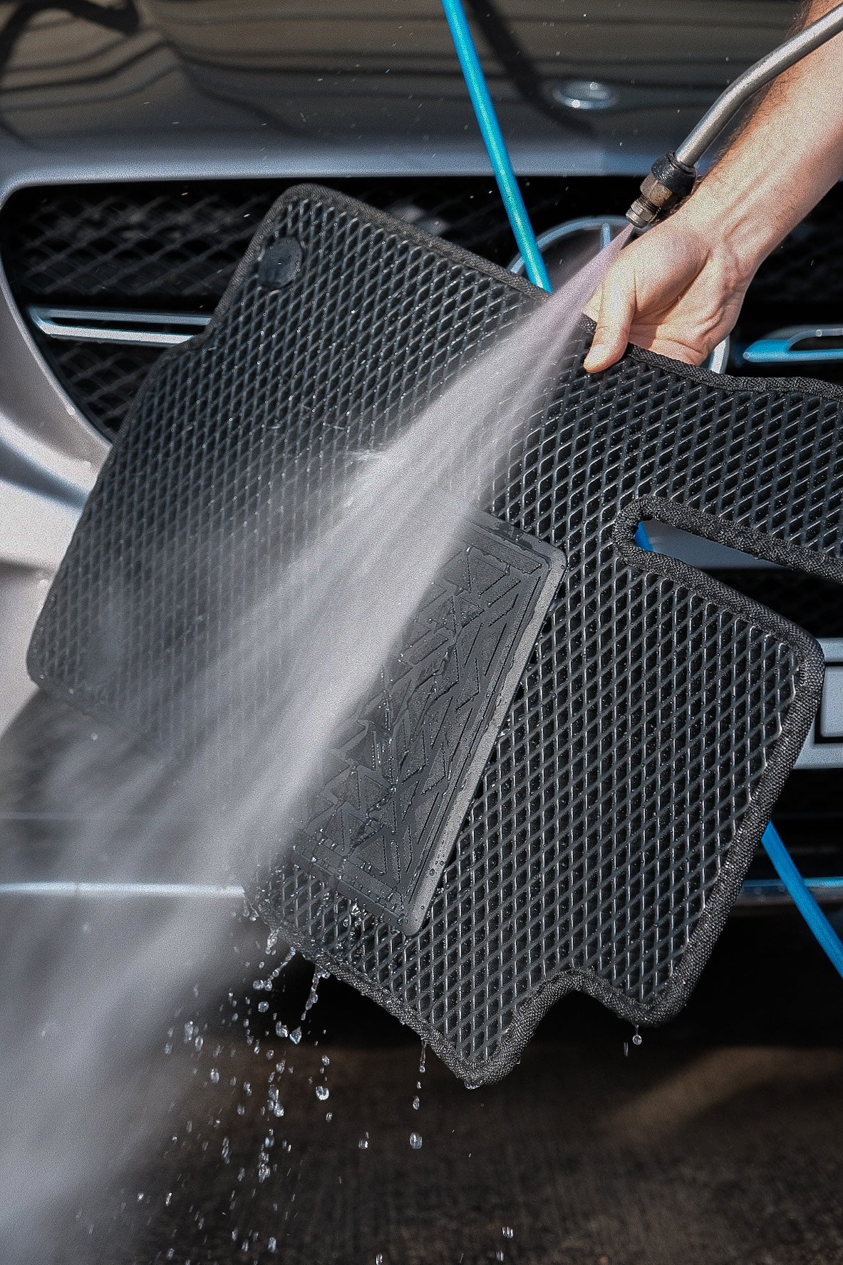 Alfombrilla CleanRide repeliendo agua a presión